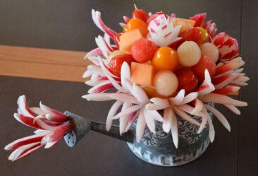 Composition de fruits et légumes sculptés